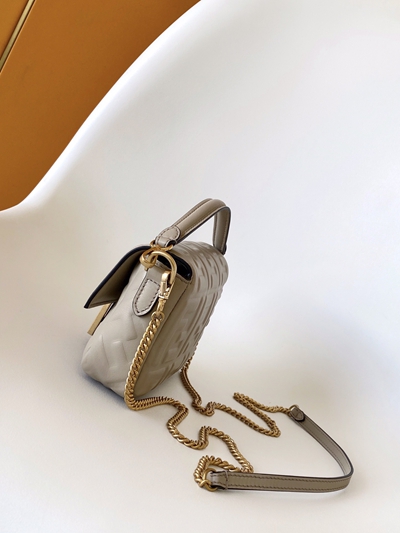 フェンディバッグ側面デザイン